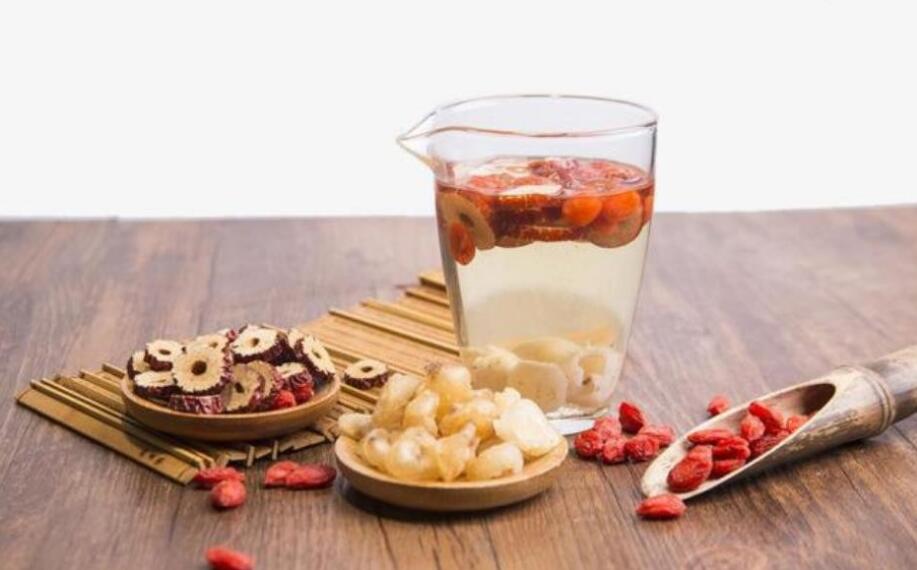 桂圆红枣泡水喝的功效 桂圆红枣泡水喝的功效