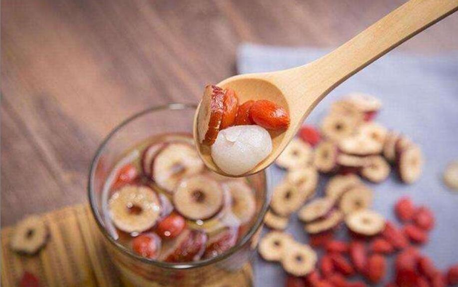 桂圆红枣泡水喝的功效 桂圆红枣泡水喝的功效