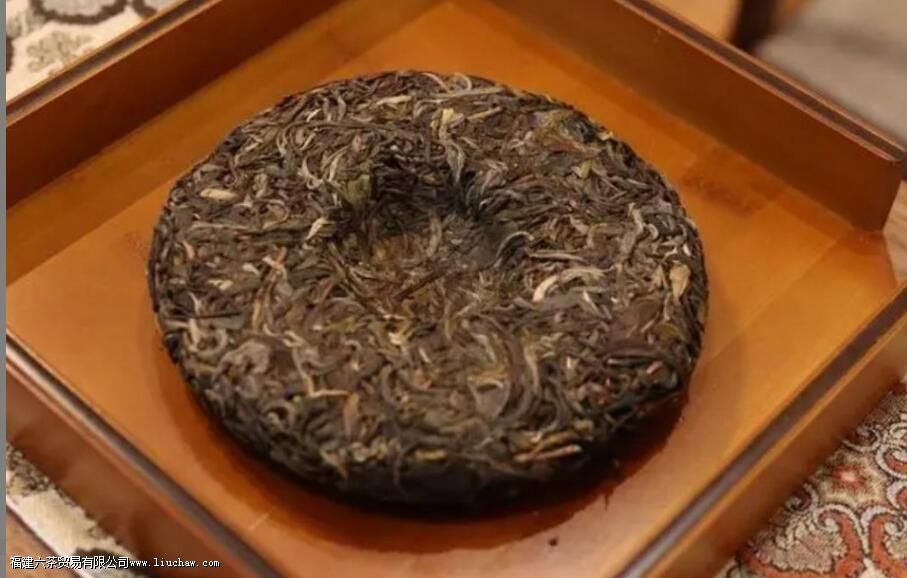 普洱茶饼的背面为什么有个“窝窝” 普洱茶饼的背面为什么有个“窝窝”