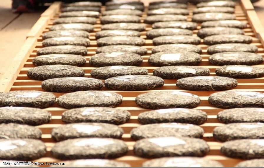 普洱茶饼的背面为什么有个“窝窝” 普洱茶饼的背面为什么有个“窝窝”