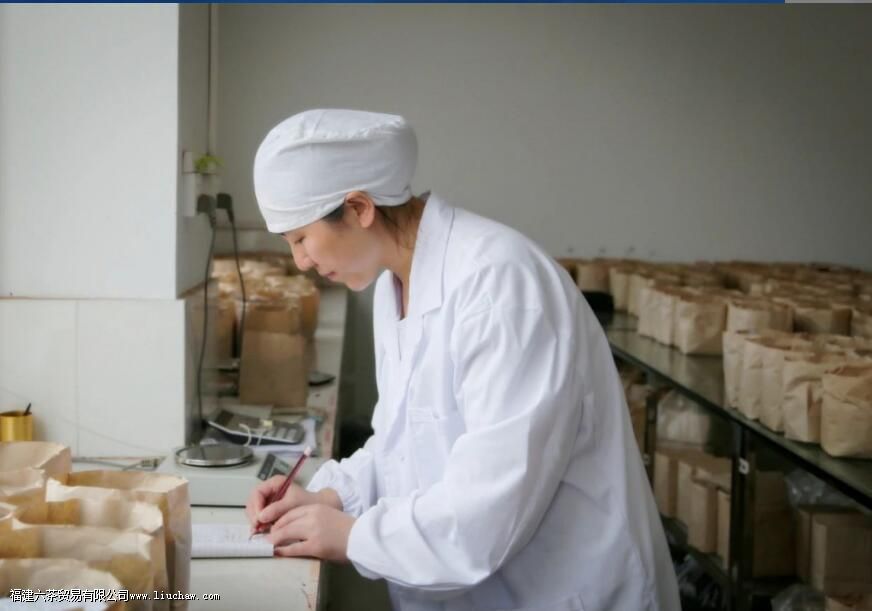 普洱茶饼的背面为什么有个“窝窝” 普洱茶饼的背面为什么有个“窝窝”