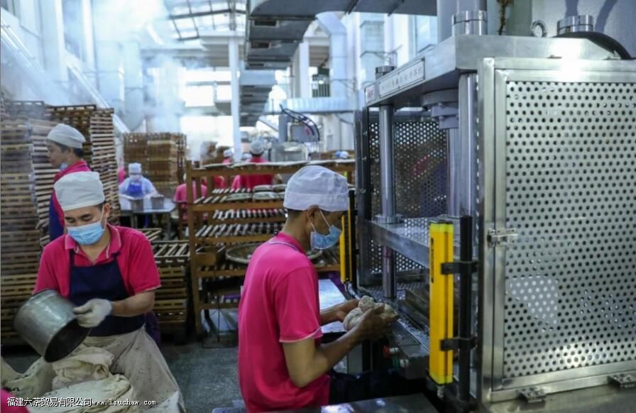 普洱茶饼的背面为什么有个“窝窝” 普洱茶饼的背面为什么有个“窝窝”