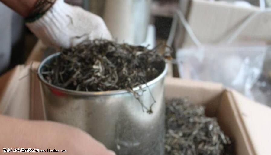 普洱茶饼的背面为什么有个“窝窝” 普洱茶饼的背面为什么有个“窝窝”