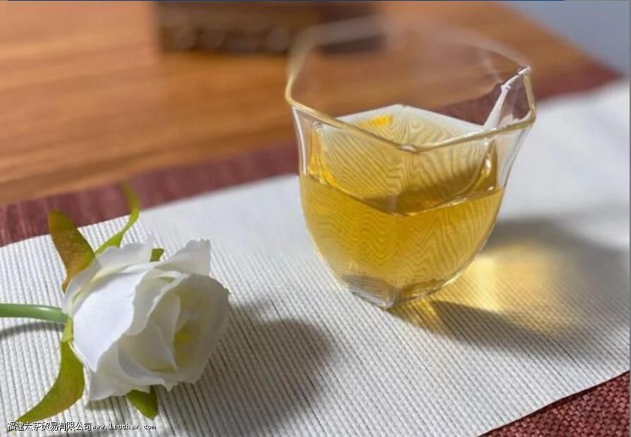 普洱茶饼的背面为什么有个“窝窝” 普洱茶饼的背面为什么有个“窝窝”