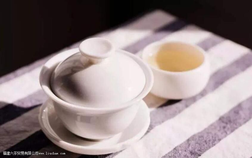 ��Ҷ�����󣬸���ĸ������ƿ����Ǹ���