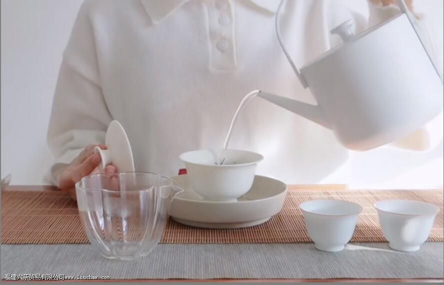 盖碗泡茶,做好这几点不烫手,且茶香浓郁 盖碗泡茶,做好这几点不烫手,且茶香浓郁