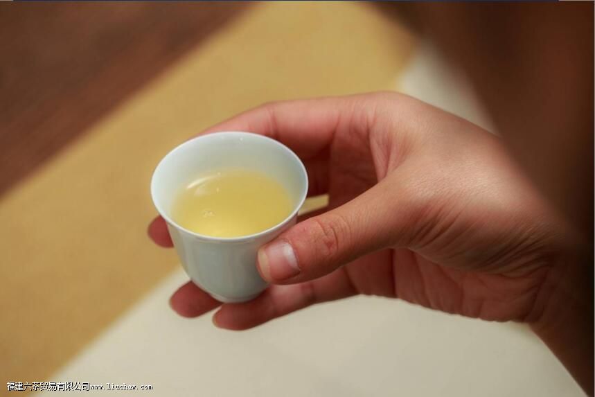 隔夜的茶叶还可以继续冲水吗 隔夜的茶叶还可以继续冲水吗