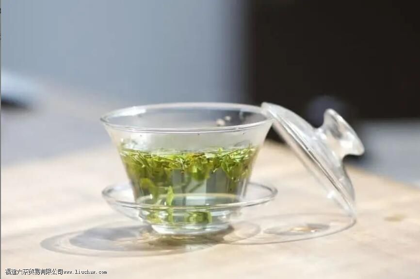 很多人都有洗茶的习惯,那么冲泡绿茶时到底要不要洗 很多人都有洗茶的习惯,那么冲泡绿茶时到底要不要洗