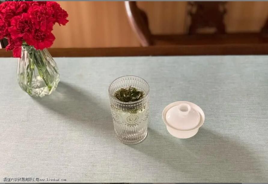 很多人都有洗茶的习惯,那么冲泡绿茶时到底要不要洗 很多人都有洗茶的习惯,那么冲泡绿茶时到底要不要洗