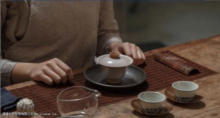 一个人喝茶用盖碗还是茶壶 一个人喝茶用盖碗还是茶壶