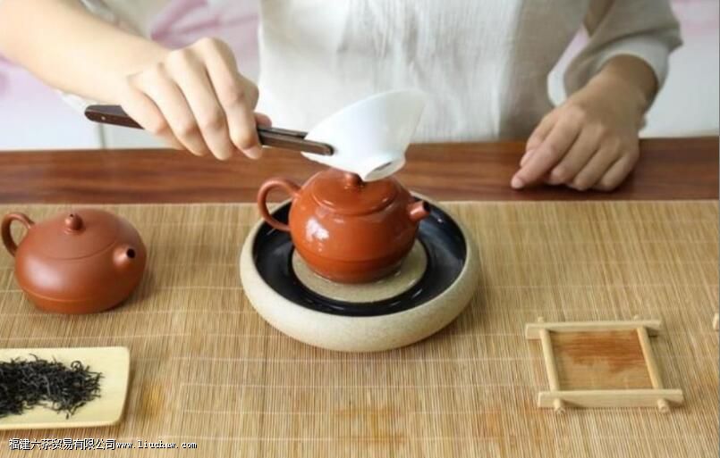 不适合冲泡乌龙茶的茶具 不适合冲泡乌龙茶的茶具