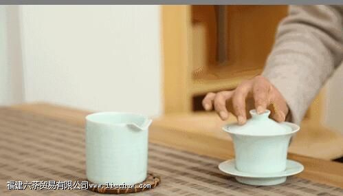 正确拿盖碗的几种手势 正确拿盖碗的几种手势