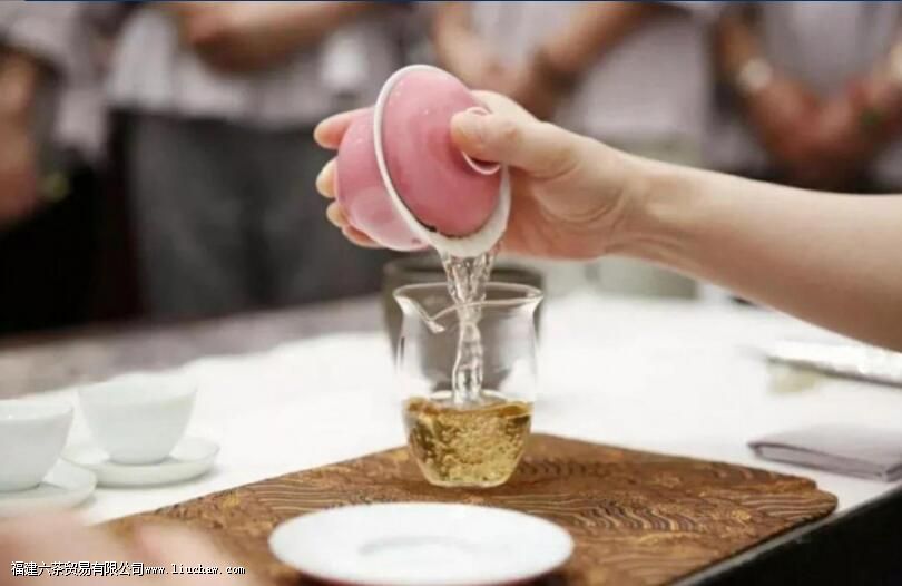 正确拿盖碗的几种手势 正确拿盖碗的几种手势