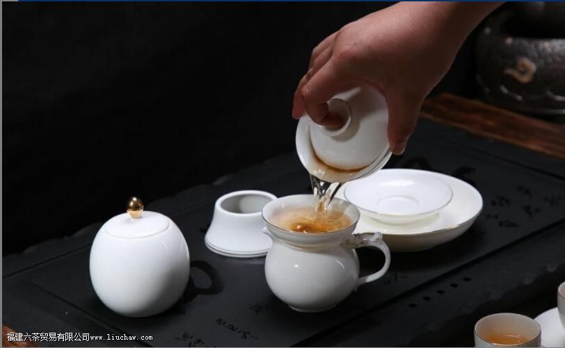 紫砂壶和盖碗,用谁泡茶更胜一筹 紫砂壶和盖碗,用谁泡茶更胜一筹