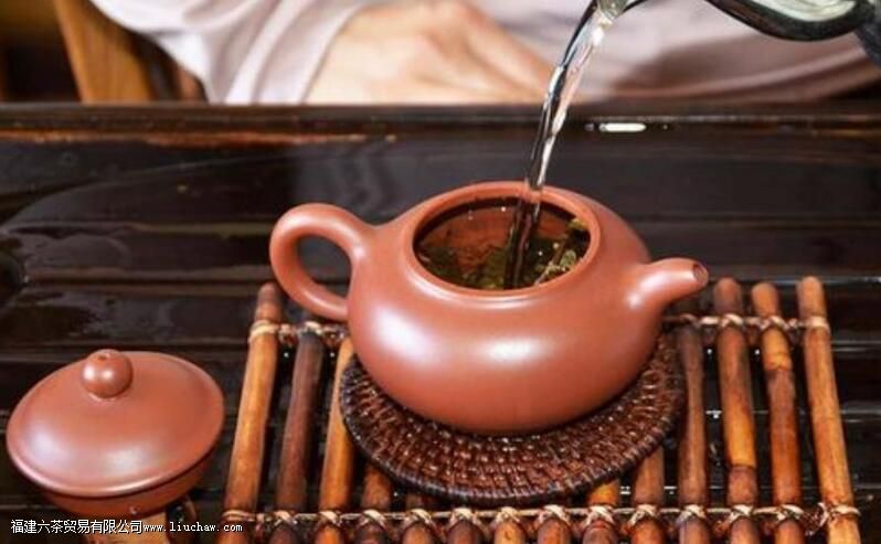 紫砂壶和盖碗,用谁泡茶更胜一筹 紫砂壶和盖碗,用谁泡茶更胜一筹