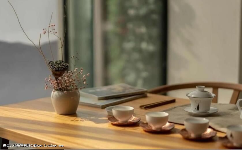 倒茶七分满,不倒满,留的是分寸也是余地 倒茶七分满,不倒满,留的是分寸也是余地