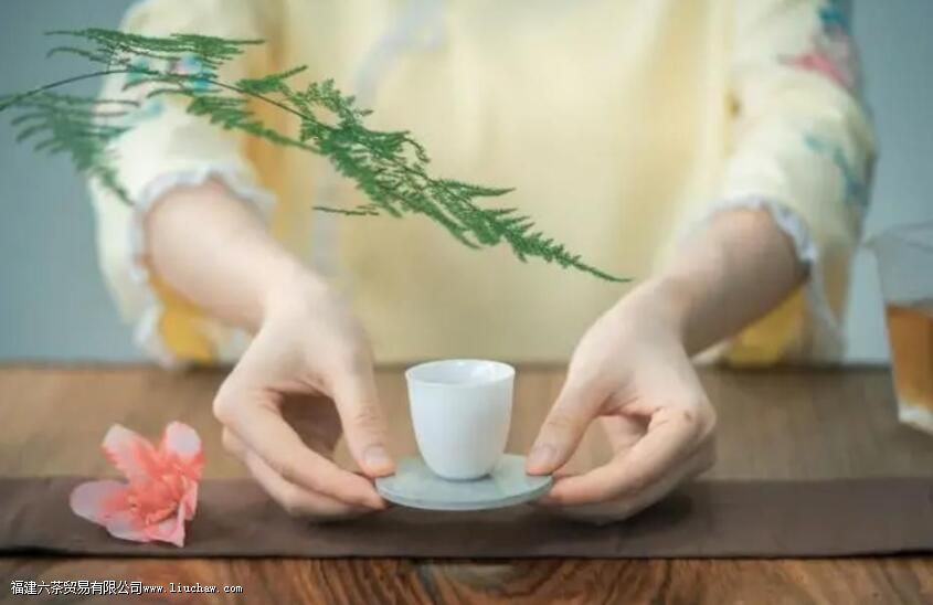 倒茶七分满,不倒满,留的是分寸也是余地 倒茶七分满,不倒满,留的是分寸也是余地