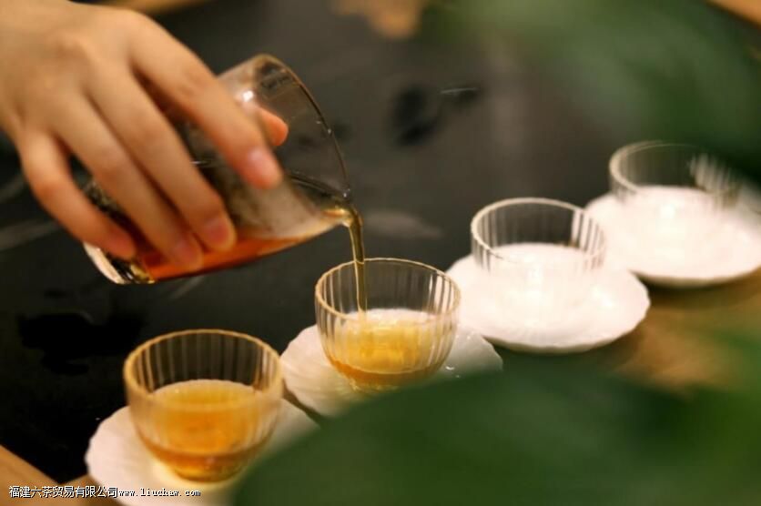 倒茶七分满,不倒满,留的是分寸也是余地 倒茶七分满,不倒满,留的是分寸也是余地