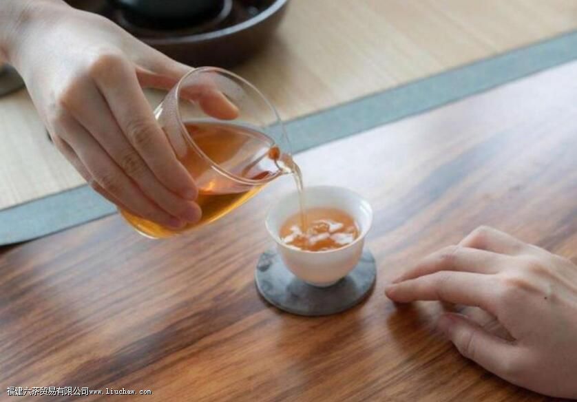 倒茶七分满,不倒满,留的是分寸也是余地 倒茶七分满,不倒满,留的是分寸也是余地