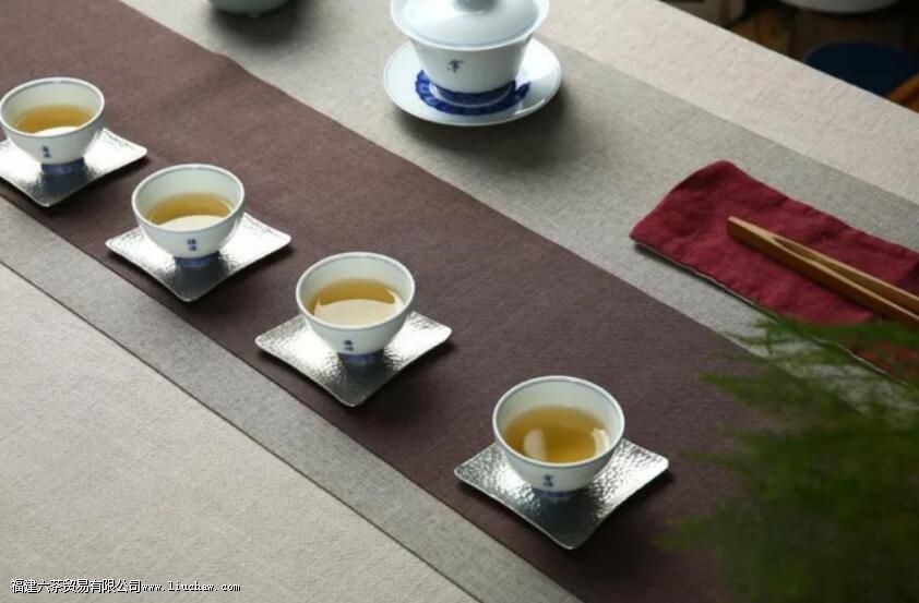 倒茶七分满,不倒满,留的是分寸也是余地 倒茶七分满,不倒满,留的是分寸也是余地