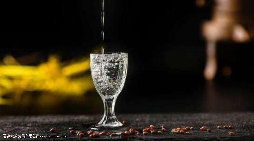 倒酒倒茶倒几分满 倒酒倒茶倒几分满