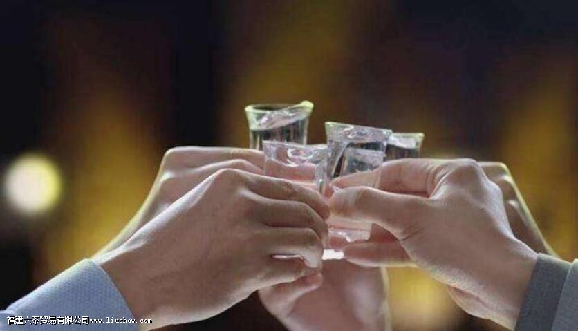 倒酒倒茶倒几分满 倒酒倒茶倒几分满