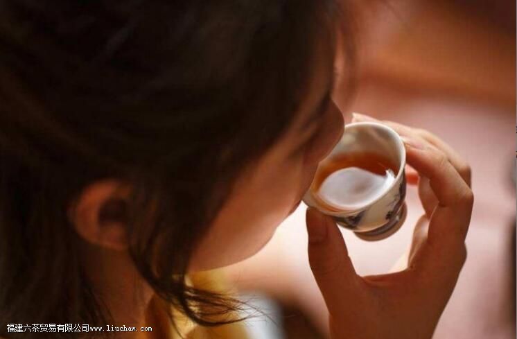 女士喝茶的握杯方式 女士喝茶的握杯方式