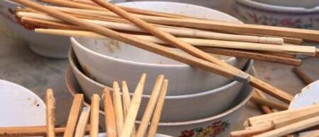 用开水烫洗碗筷是否真消毒 在外吃饭正确的消毒方法