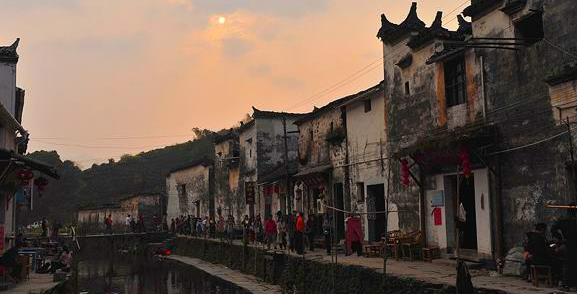 �������е�һ�ɷ�����ɽ����֮�ܱ߾���ο�