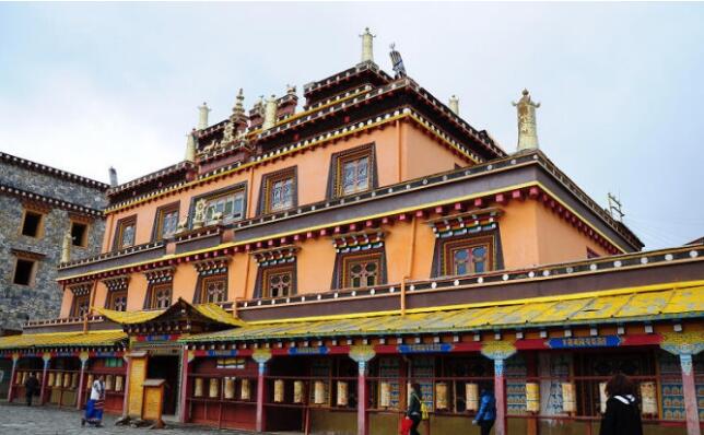 霞给民族文化村