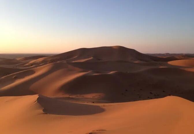 阿拉善腾格里达来月亮湖