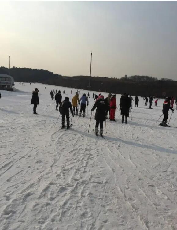 棋盘山冰雪大世界滑雪场