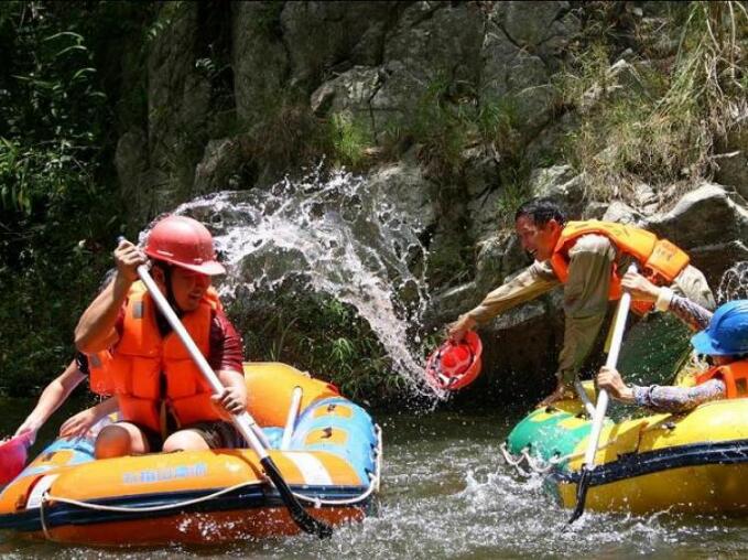 海南五指山大峡谷漂流