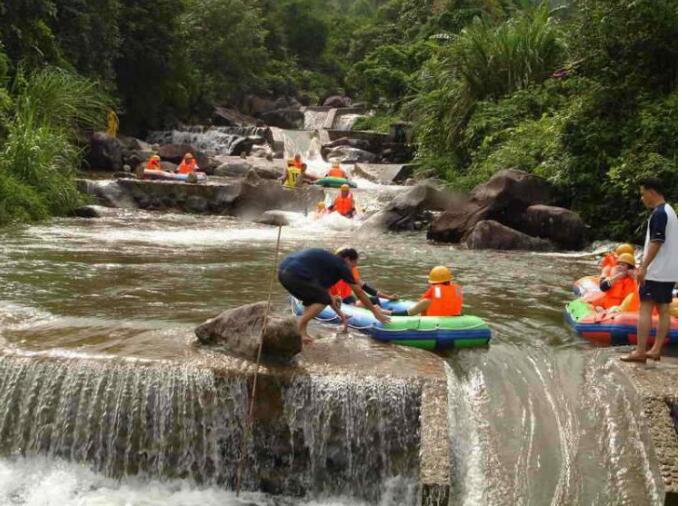 防城港九龙潭漂流景区.