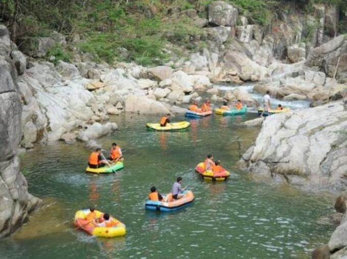 惠州南昆山川龙峡漂流.