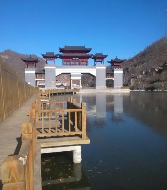 �л����ɽ��̨�Ͻ�ɽ��