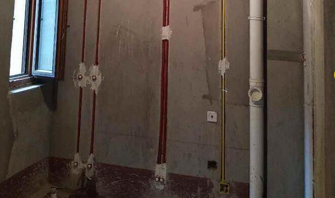 卫生间管道走顶还是走地?在防水层的上面还是下面