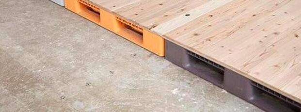 国外铺地板怎么铺 水泥地上加塑料托盘