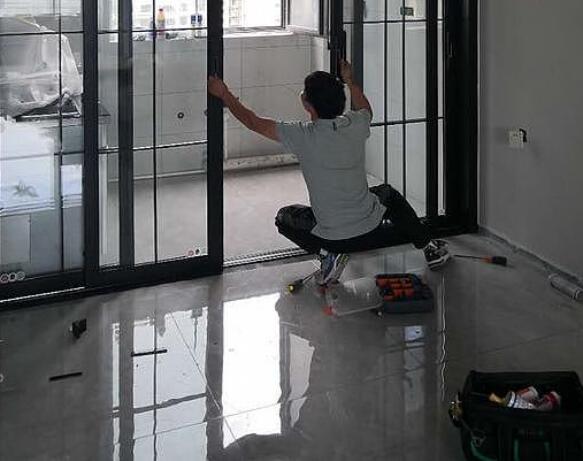 厨房黑色边框推拉门现场安装过程