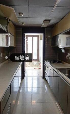 厨房光线不好怎么办 朋友直接将墙砸了做双面柜