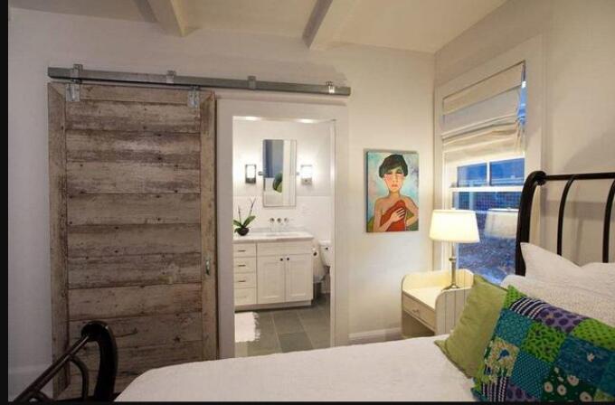 内卫卫生间门对着床头啥办 这三种方法可有效改善