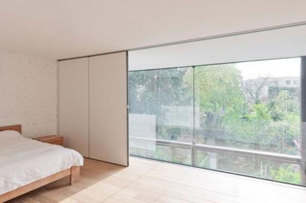 卧室要不要落地窗?师傅建议加个滑轨移门一房变两房!