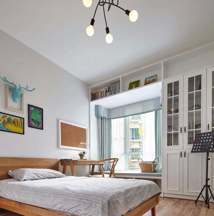 卧室装修选择铺木地板 温馨又大方.