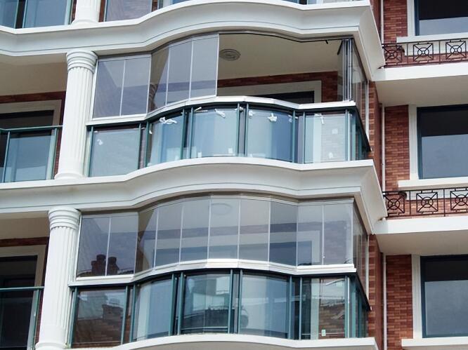 封阳台用无框窗好吗 经过对比优势还是很明显的.